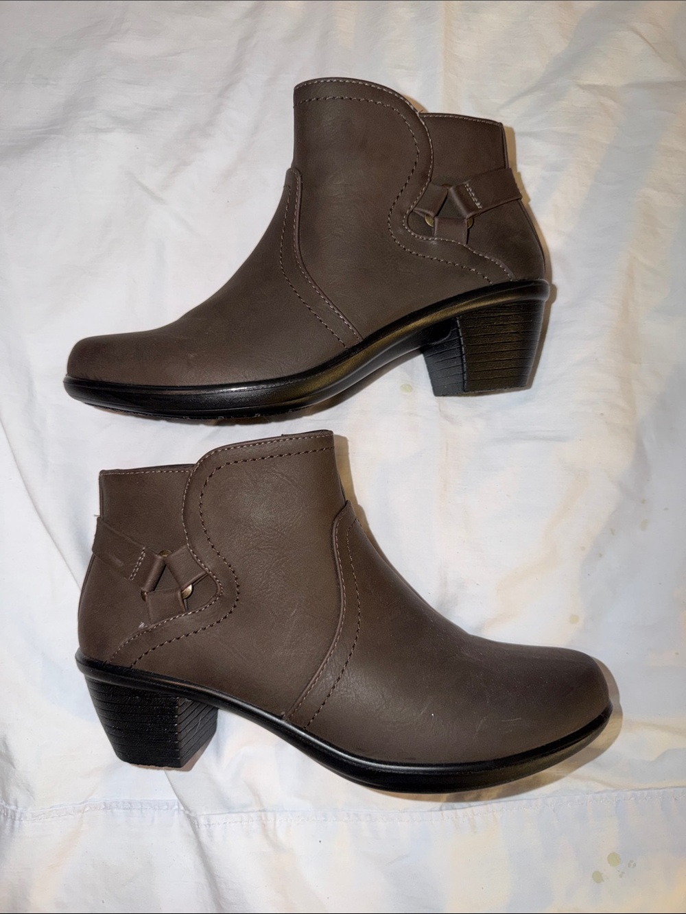 NWOT “easy street” Women’s 8.5 Taupe Brown Ankle Booties with Low Block Heel